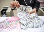 Grafik pergerakan nilai tukar mata uang Rupiah terhadap Dolar Amerika Serikat di layar monitor perdagangan