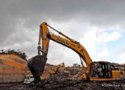 Alat berat merek Komatsu yang dipasarkan oleh PT United Tractors Tbk di area pertambangan.