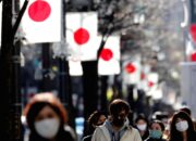 Seorang warga berbelanja bahan makanan di sebuah supermarket di Jepang