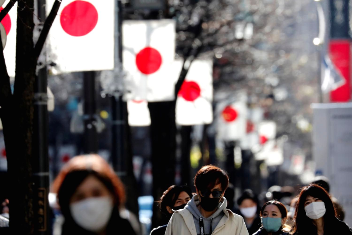 Seorang warga berbelanja bahan makanan di sebuah supermarket di Jepang