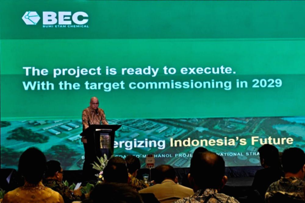 Presiden Direktur Bumi Etam Chemical Rio Supin saat meninjau rencana proyek gasifikasi batu bara di Kalimantan Timur.