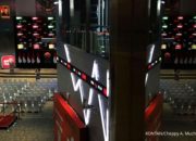 Grafik pergerakan Indeks Harga Saham Gabungan yang menunjukkan tren penurunan di layar monitor bursa efek