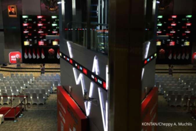 Grafik pergerakan Indeks Harga Saham Gabungan yang menunjukkan tren penurunan di layar monitor bursa efek