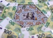 Grafik pergerakan nilai tukar dolar AS di layar monitor perdagangan keuangan.