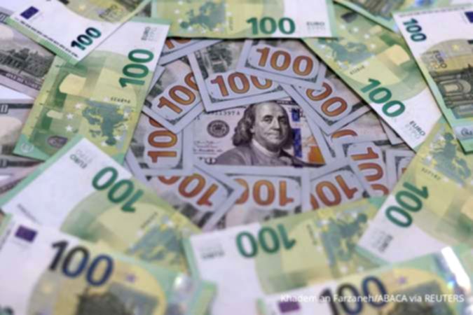 Grafik pergerakan nilai tukar dolar AS di layar monitor perdagangan keuangan.