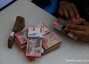 Grafik pergerakan nilai tukar rupiah terhadap dolar AS di layar monitor