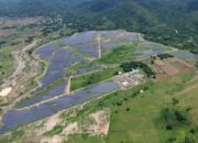 Papan panel surya terpasang di area terbuka proyek PLTS Pertamina NRE dan Citicore di Filipina.