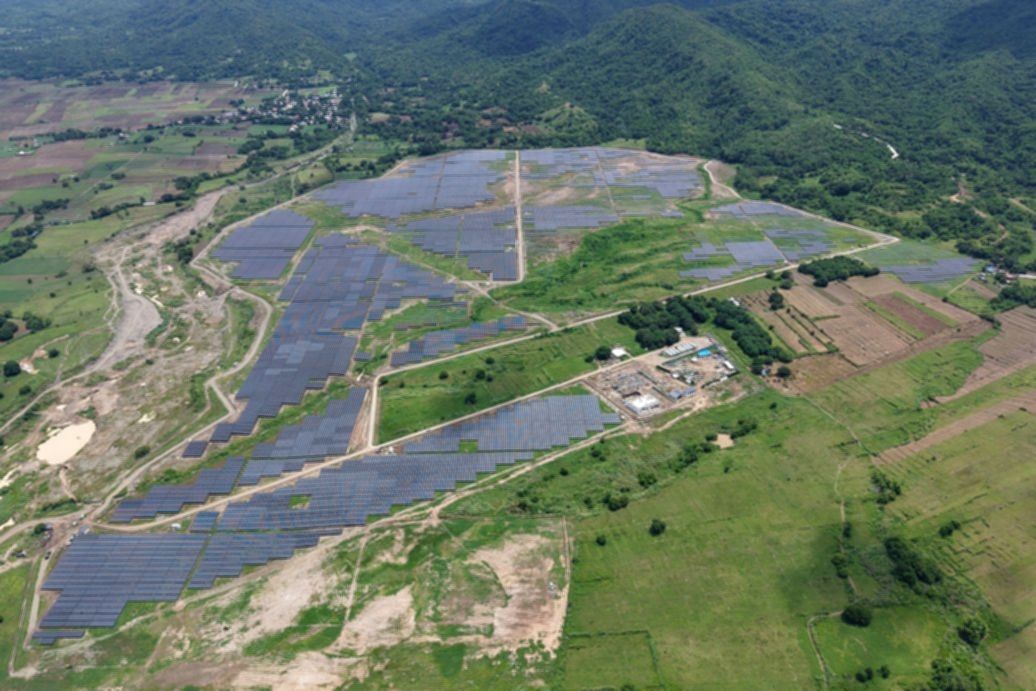 Papan panel surya terpasang di area terbuka proyek PLTS Pertamina NRE dan Citicore di Filipina.