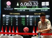 Grafik pergerakan Indeks Harga Saham Gabungan (IHSG) yang menunjukkan tren penurunan di layar monitor bursa efek