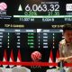 Grafik pergerakan Indeks Harga Saham Gabungan (IHSG) yang menunjukkan tren penurunan di layar monitor bursa efek