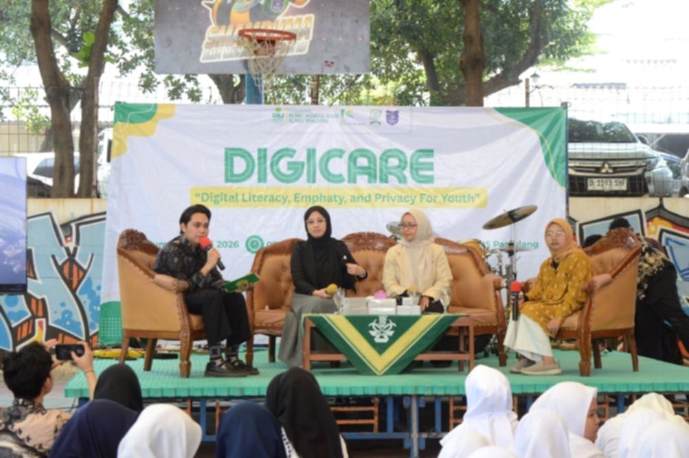 Tim dosen dan mahasiswa FISIP UMJ memberikan materi literasi digital kepada siswa SMA Muhammadiyah 25 Setiabudi Pamulang.