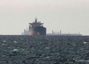 Kargo peti kemas di pelabuhan sebagai simbol tantangan sektor logistik akibat konflik di Selat Hormuz