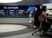 Grafik pergerakan indeks bursa saham yang menunjukkan tren penurunan tajam
