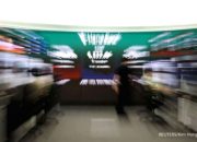 Layar monitor menampilkan grafik pergerakan indeks saham pasar Asia yang menunjukkan tren kenaikan