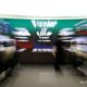 Layar monitor menampilkan grafik pergerakan indeks saham pasar Asia yang menunjukkan tren kenaikan