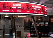 Grafik pergerakan Indeks Harga Saham Gabungan (IHSG) di layar monitor Bursa Efek Indonesia.
