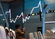 Grafik pergerakan harga saham PT Singaraja Putra Tbk (SINI) di layar monitor bursa efek