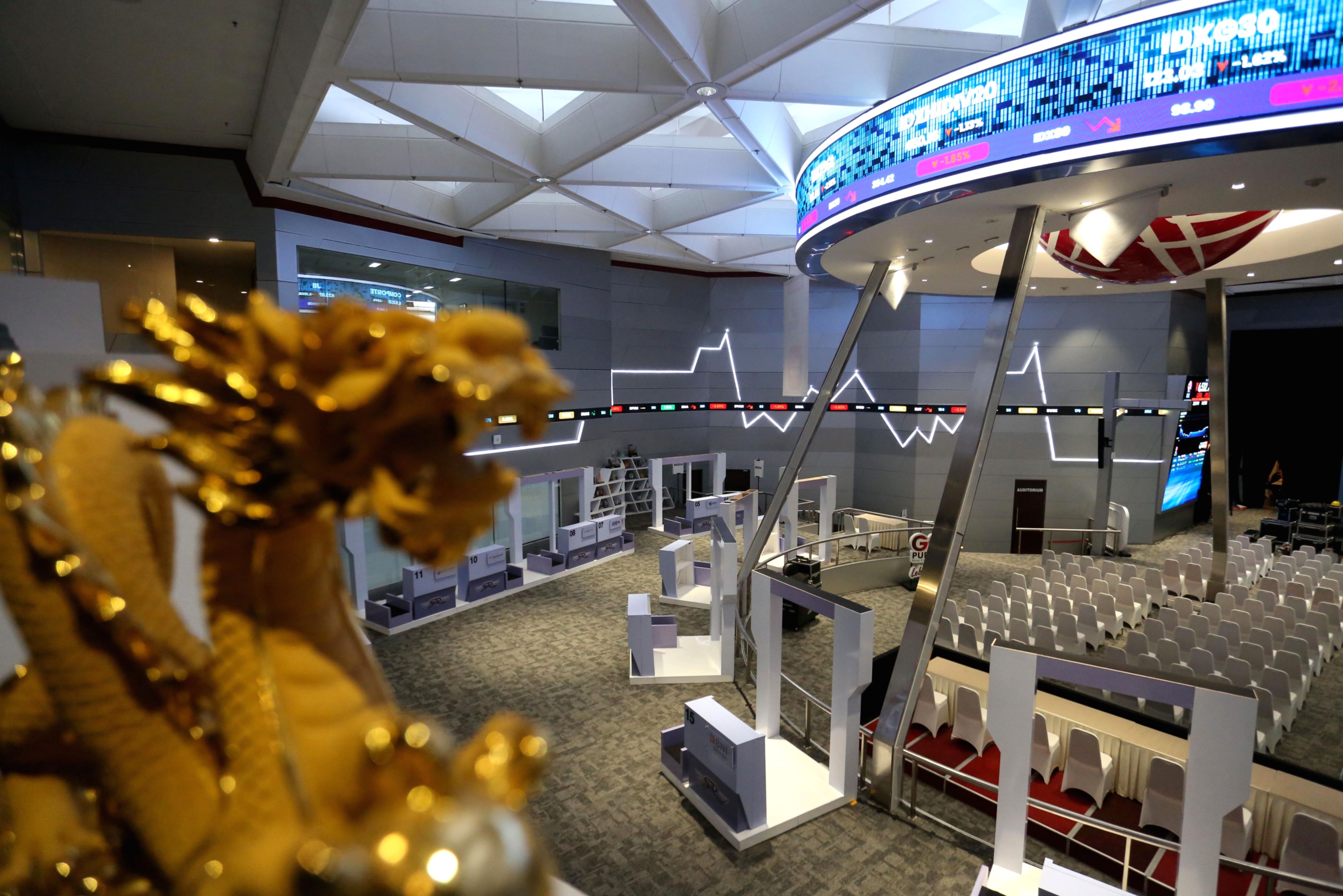Grafik pergerakan Indeks Harga Saham Gabungan di layar monitor bursa efek