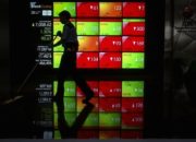 Layar monitor yang menampilkan grafik pergerakan harga saham di Bursa Efek Indonesia