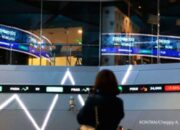 Tampilan layar monitor yang menunjukkan grafik pergerakan Indeks Harga Saham Gabungan (IHSG) di Bursa Efek Indonesia.