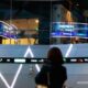 Tampilan layar monitor yang menunjukkan grafik pergerakan Indeks Harga Saham Gabungan (IHSG) di Bursa Efek Indonesia.