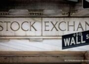Papan layar elektronik yang menampilkan pergerakan indeks saham Wall Street di New York