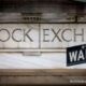 Papan layar elektronik yang menampilkan pergerakan indeks saham Wall Street di New York