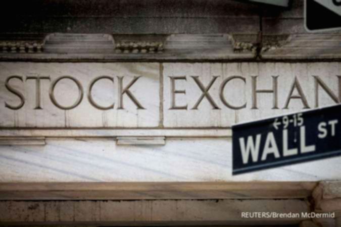 Papan layar elektronik yang menampilkan pergerakan indeks saham Wall Street di New York