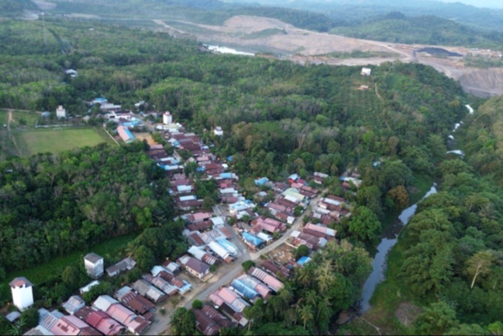 Suasana pemukiman warga di Desa Rantau Bakula yang berada di sekitar area tambang batu bara PT MMI.
