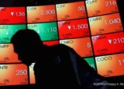 Grafik pergerakan Indeks Harga Saham Gabungan (IHSG) di layar monitor bursa efek