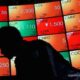 Grafik pergerakan Indeks Harga Saham Gabungan (IHSG) di layar monitor bursa efek