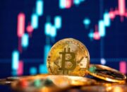 Ilustrasi grafik kenaikan Bitcoin dengan ikon aset digital dan teknologi blockchain di layar perangkat digital.