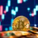 Ilustrasi grafik kenaikan Bitcoin dengan ikon aset digital dan teknologi blockchain di layar perangkat digital.
