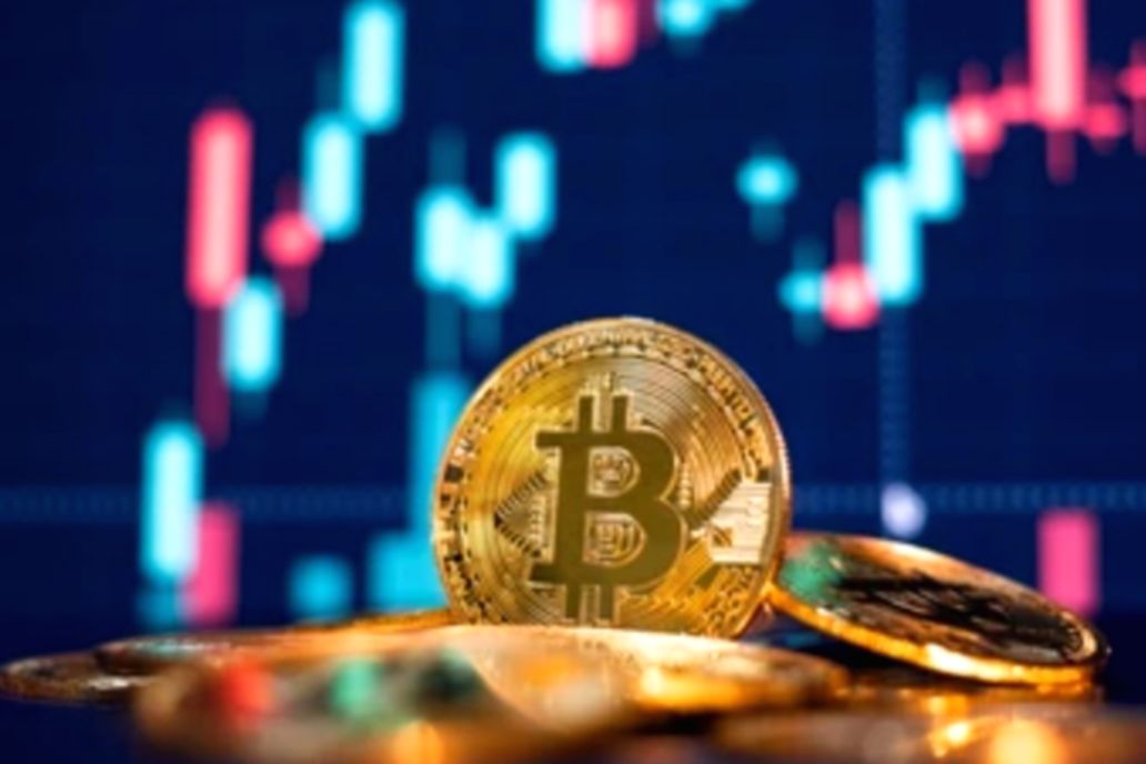 Ilustrasi grafik kenaikan Bitcoin dengan ikon aset digital dan teknologi blockchain di layar perangkat digital.