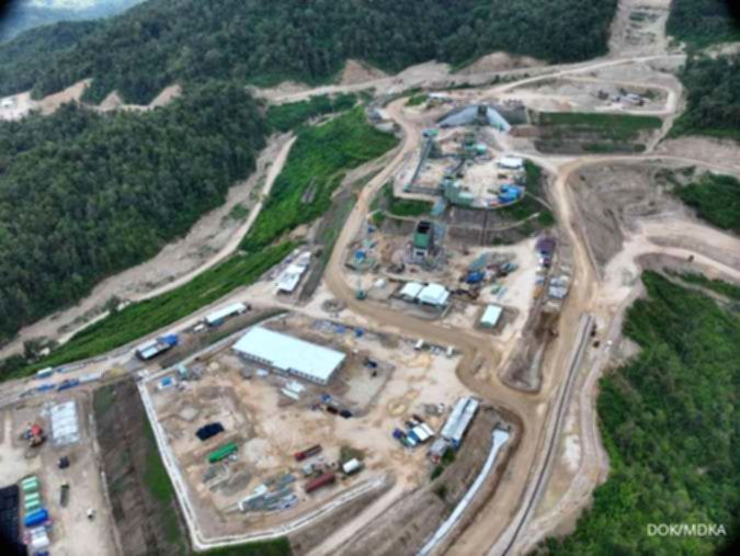 Tumpukan konsentrat tembaga di area pertambangan untuk kebutuhan industri global