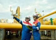 Papan layar digital menampilkan pergerakan grafik saham PT Perusahaan Gas Negara Tbk atau PGAS di bursa efek.