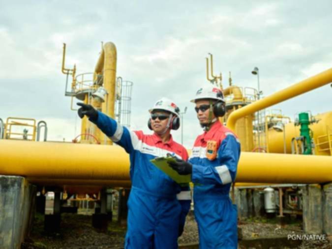 Papan layar digital menampilkan pergerakan grafik saham PT Perusahaan Gas Negara Tbk atau PGAS di bursa efek.