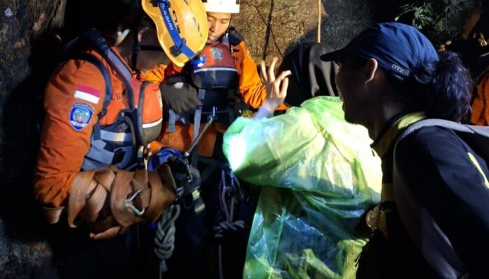 Tim SAR Evakuasi Dua Korban Mobil Terperosok di Kelok Sembilan