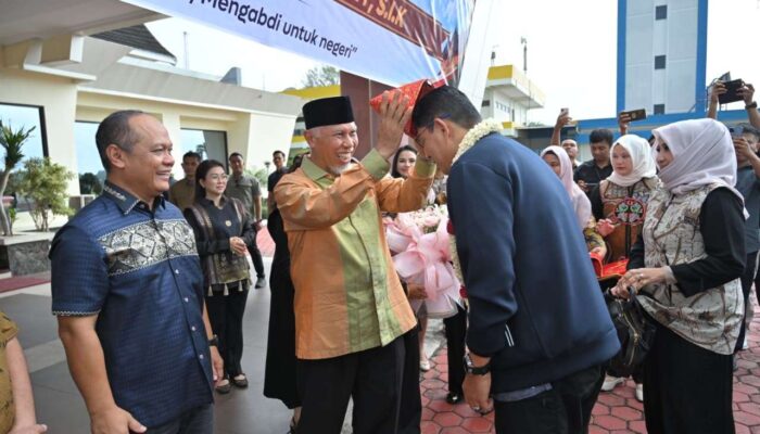 Gubernur Mahyeldi Sambut Kapolda Sumbar Baru di Bandara Minangkabau