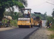 tingkatkan-akses-ekonomi,-pemkab-dharmasraya-aspal-jalan-poros-koto-gadang