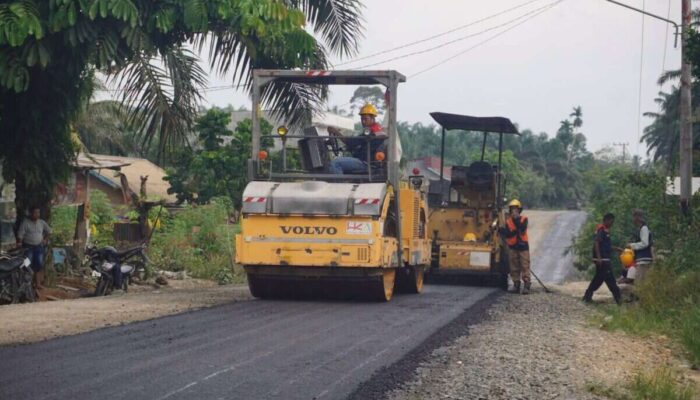 Pemkab Dharmasraya Gandeng Swasta Tuntaskan Pengaspalan Jalan Koto Gadang