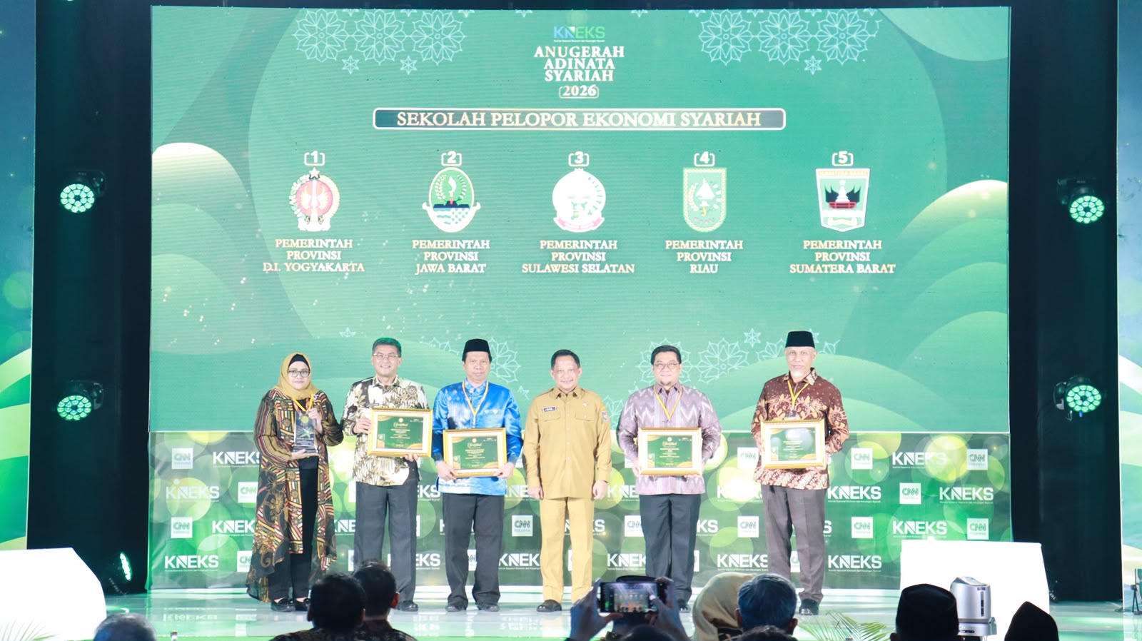 konsisten-kembangkan-ekonomi-syariah,-sumbar-raih -penghargaan-di-ajang-adinata-syariah-2026