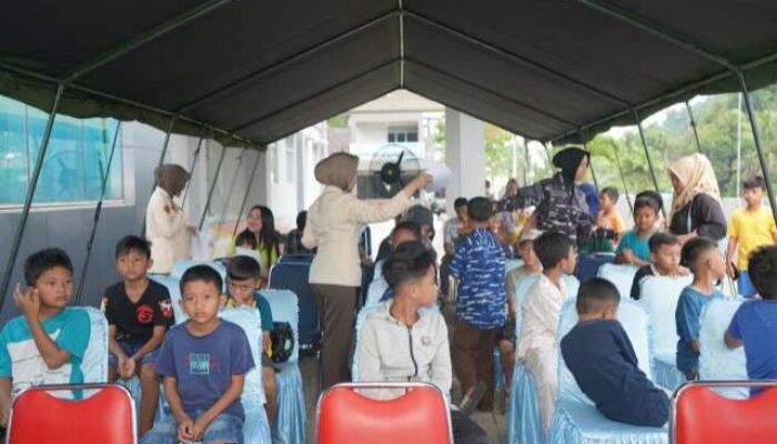 Koarmada II Gelar Khitanan Massal bagi Anak di Padang