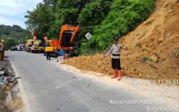 DPUPR Padang Bersihkan Material Longsor di Akses Gunung Padang