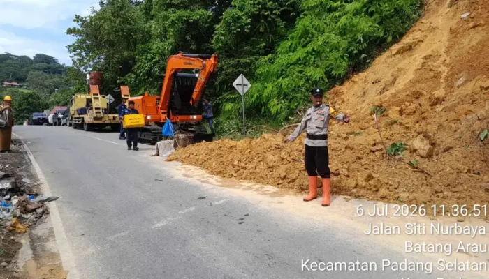 DPUPR Padang Bersihkan Material Longsor di Akses Gunung Padang