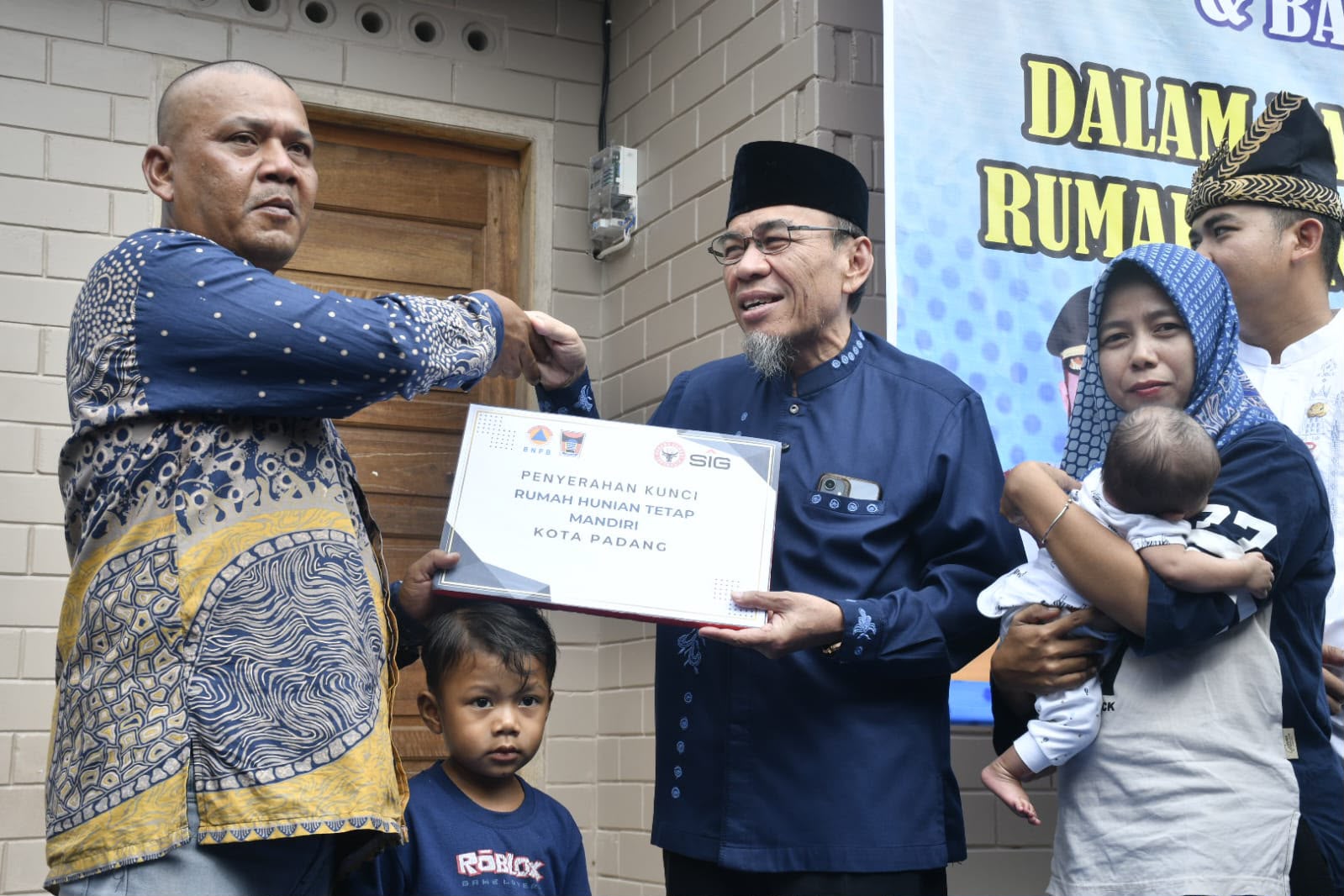 wawako-maigus-nasir-serahkan-kunci-rumah-huntap-mandiri-bagi-korban-bencana-di-kuranji