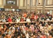 warga-padang-padati-kantor-gubernur-sumbar-untuk-nobar-perempat-final-piala-dunia