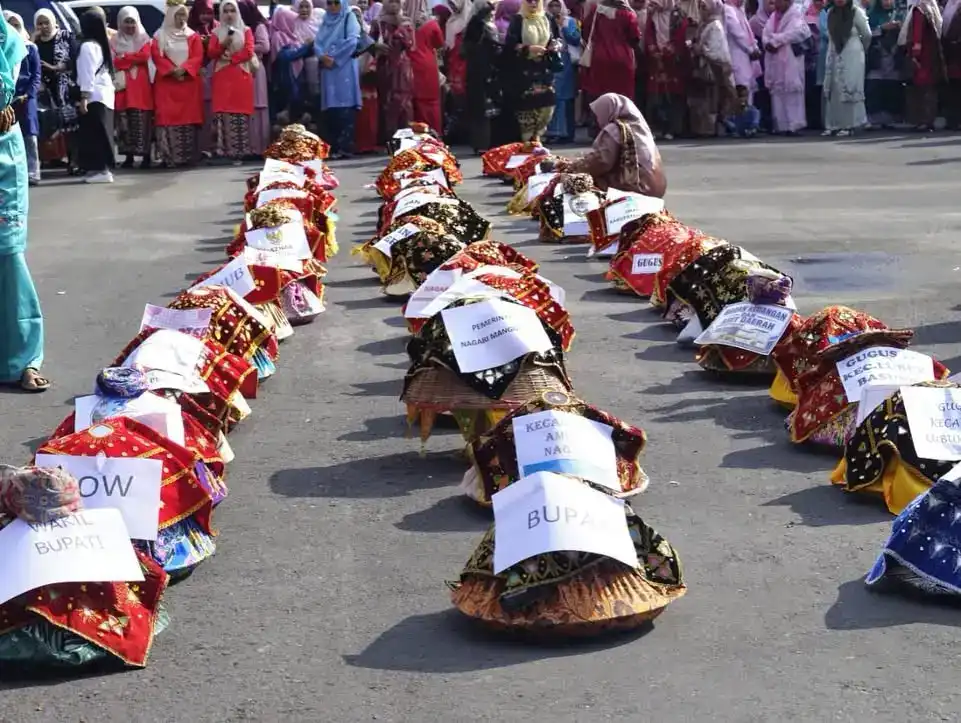 pemkab-agam-rayakan-hut-ke-33-lubuk-basung-melalui-tradisi-makan-bajamba