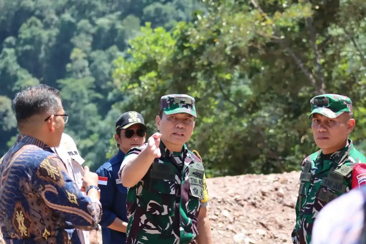 dorong-peningkatan-kualitas-jalan,-tim-wasev-mabes-tni-ad-tinjau-tmmd-ke-129-di-buluh-kasok