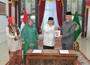 gubernur-mahyeldi-ajak-kampus-jadikan-hibah-buku-sastra-tamil-media-penguat-riset-dan-pelestarian-warisan-minangkabau